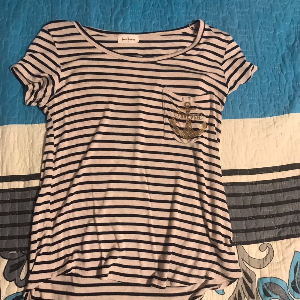T-shirt with golden anchor on pocket